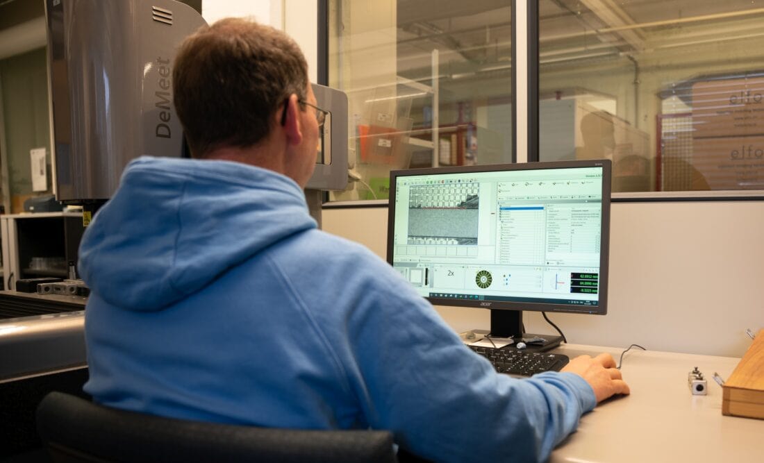 Programmieren-Messmaschine-Kunststoffteil-elfo-1100x667